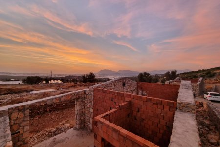 Kaş Çayköyde Arazi İçinde İnşaatları Bulunan Arazi